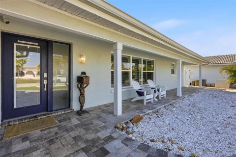 House in Saint Pete Beach, Florida 4 bedrooms, 193.98 sq.m. № 2151734 - photo 7