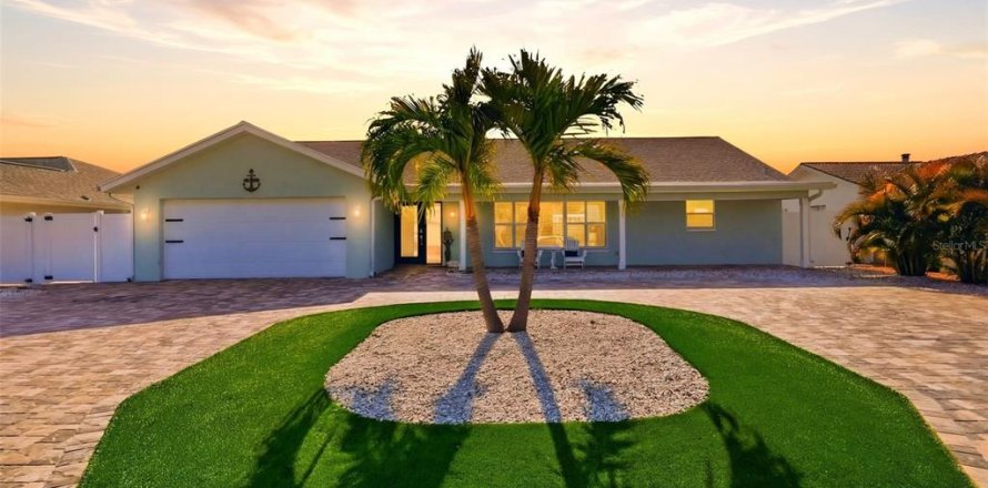 House in Saint Pete Beach, Florida 4 bedrooms, 193.98 sq.m. № 2151734