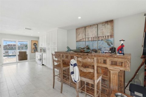 House in Saint Pete Beach, Florida 4 bedrooms, 193.98 sq.m. № 2151734 - photo 11