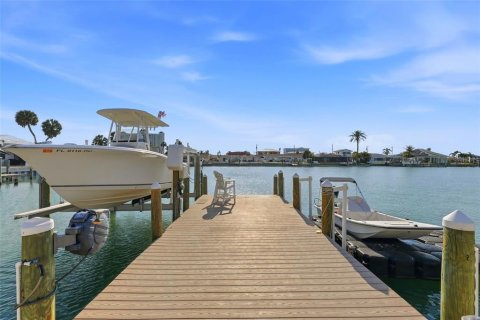 House in Saint Pete Beach, Florida 4 bedrooms, 193.98 sq.m. № 2151734 - photo 5