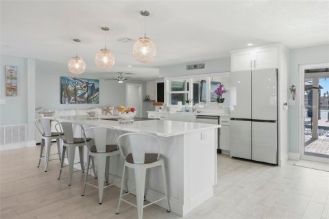 House in Saint Pete Beach, Florida 4 bedrooms, 193.98 sq.m. № 2151734 - photo 14