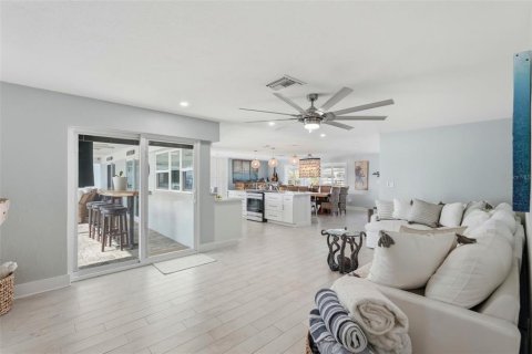 House in Saint Pete Beach, Florida 4 bedrooms, 193.98 sq.m. № 2151734 - photo 16