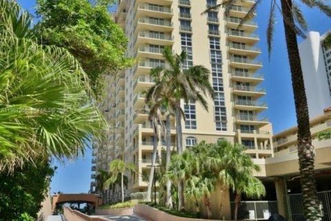 Copropriété à louer à Hallandale Beach, Floride: 2 chambres, 106.84 m2 № 2153583 - photo 4