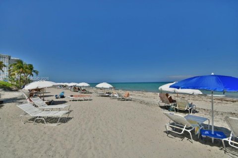 Copropriété à louer à Hallandale Beach, Floride: 2 chambres, 106.84 m2 № 2153583 - photo 20