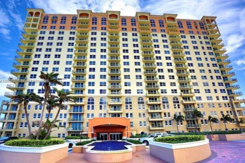 Copropriété à louer à Hallandale Beach, Floride: 2 chambres, 106.84 m2 № 2153583 - photo 5