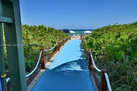 Copropriété à louer à Hallandale Beach, Floride: 2 chambres, 106.84 m2 № 2153583 - photo 21