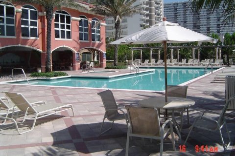 Copropriété à louer à Hallandale Beach, Floride: 2 chambres, 106.84 m2 № 2153583 - photo 11