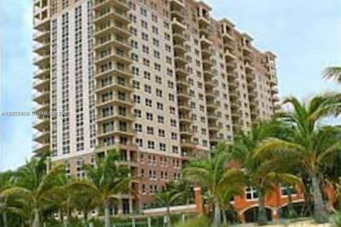 Copropriété à louer à Hallandale Beach, Floride: 2 chambres, 106.84 m2 № 2153583 - photo 2