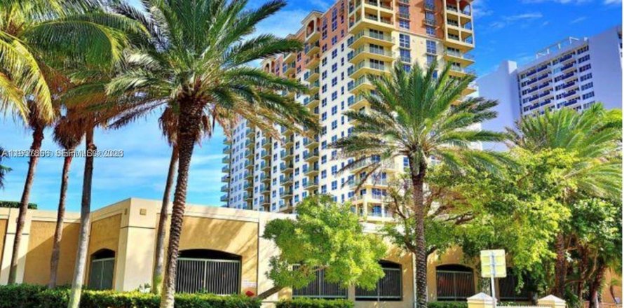 Condo à Hallandale Beach, Floride, 2 chambres  № 2153583