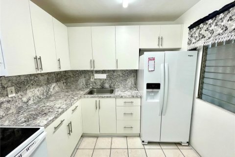 Copropriété à louer à Hialeah Gardens, Floride: 2 chambres, 75.9 m2 № 1920535 - photo 5