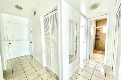 Copropriété à louer à Hialeah Gardens, Floride: 2 chambres, 75.9 m2 № 1920535 - photo 13