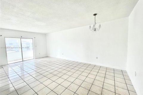 Condo in Hialeah Gardens, Florida, 2 bedrooms  № 1920535 - photo 2
