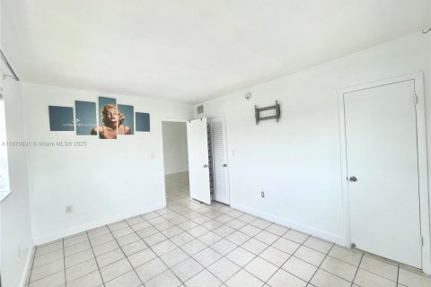 Copropriété à louer à Hialeah Gardens, Floride: 2 chambres, 75.9 m2 № 1920535 - photo 11