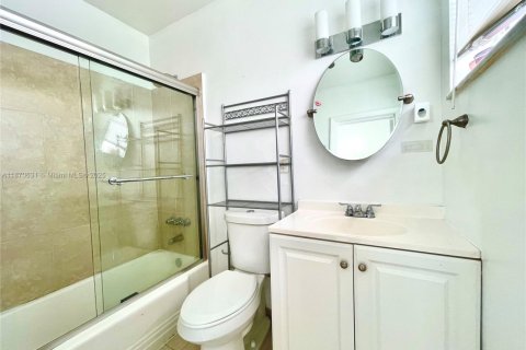 Copropriété à louer à Hialeah Gardens, Floride: 2 chambres, 75.9 m2 № 1920535 - photo 12