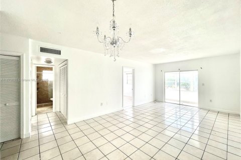 Copropriété à louer à Hialeah Gardens, Floride: 2 chambres, 75.9 m2 № 1920535 - photo 3
