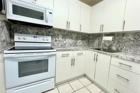 Copropriété à louer à Hialeah Gardens, Floride: 2 chambres, 75.9 m2 № 1920535 - photo 6