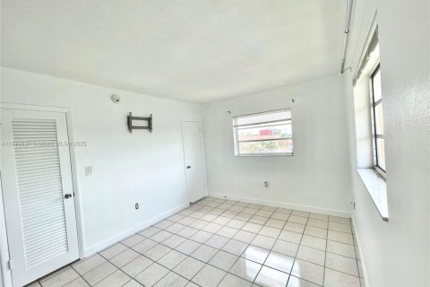 Copropriété à louer à Hialeah Gardens, Floride: 2 chambres, 75.9 m2 № 1920535 - photo 10