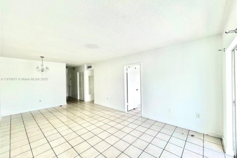 Condo in Hialeah Gardens, Florida, 2 bedrooms  № 1920535 - photo 4