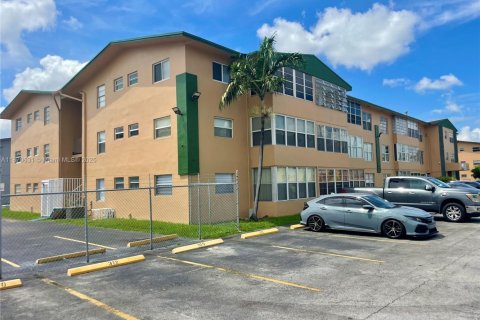 Copropriété à louer à Hialeah Gardens, Floride: 2 chambres, 75.9 m2 № 1920535 - photo 22