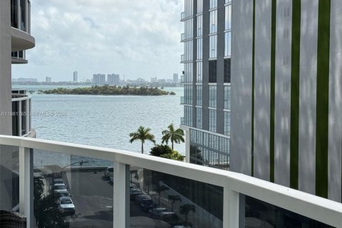 Condo in Miami, Florida, 3 bedrooms  № 2043006 - photo 2
