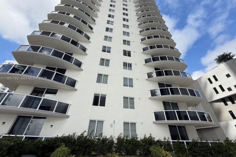 Condo in Miami, Florida, 3 bedrooms  № 2043006