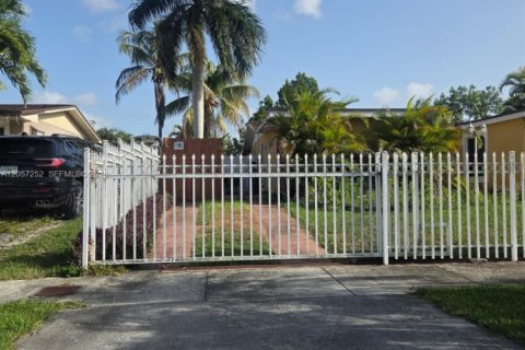 Commercial property in Homestead, Florida 1 bedroom, 234.3 sq.m. № 2187883