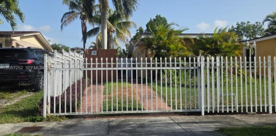 Commercial property in Homestead, Florida 1 bedroom, 234.3 sq.m. № 2187883