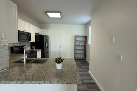 Снять в аренду таунхаус в Уэстон, Флорида 3 спальни, 134.06м2, № 2044786 - фото 14