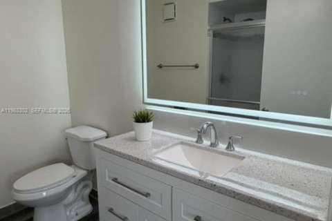 Снять в аренду таунхаус в Уэстон, Флорида 3 спальни, 134.06м2, № 2044786 - фото 4