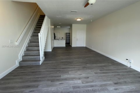 Снять в аренду таунхаус в Уэстон, Флорида 3 спальни, 134.06м2, № 2044786 - фото 11