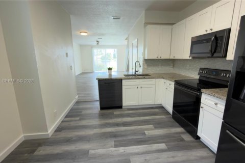 Снять в аренду таунхаус в Уэстон, Флорида 3 спальни, 134.06м2, № 2044786 - фото 12