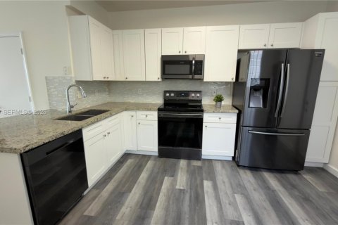 Снять в аренду таунхаус в Уэстон, Флорида 3 спальни, 134.06м2, № 2044786 - фото 13