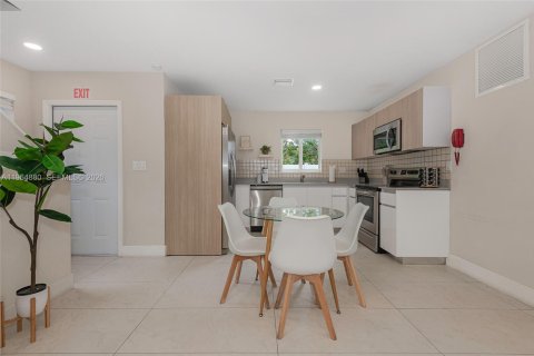 Casa en venta en Fort Lauderdale, Florida, 3 dormitorios, 111.95 m2 № 2081154 - foto 10
