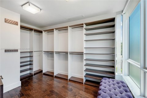 Townhouse in Key Biscayne, Florida 4 bedrooms, 227.42 sq.m. № 1697379 - photo 23