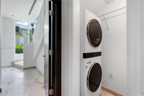 Townhouse in Key Biscayne, Florida 4 bedrooms, 227.42 sq.m. № 1697379 - photo 17