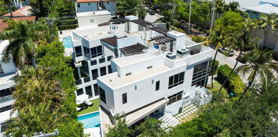 Townhouse in Key Biscayne, Florida 4 bedrooms, 227.42 sq.m. № 1697379