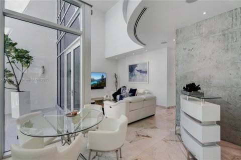 Townhouse in Key Biscayne, Florida 4 bedrooms, 227.42 sq.m. № 1697379 - photo 10