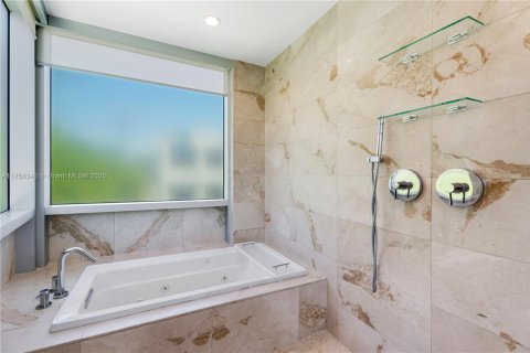 Townhouse in Key Biscayne, Florida 4 bedrooms, 227.42 sq.m. № 1697379 - photo 25