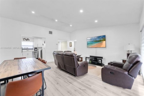 Купить таунхаус в Майами, Флорида 2 спальни, 102.29м2, № 2009250 - фото 11