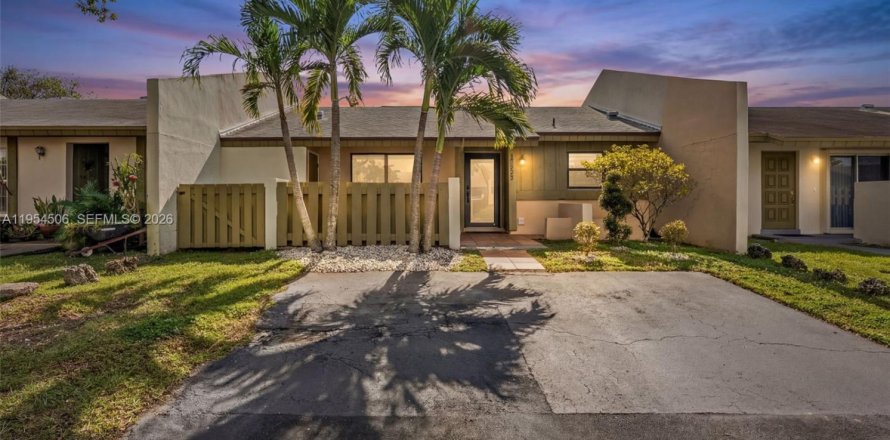 Таунхаус в Майами, Флорида 2 спальни, 102.29м2 № 2009250