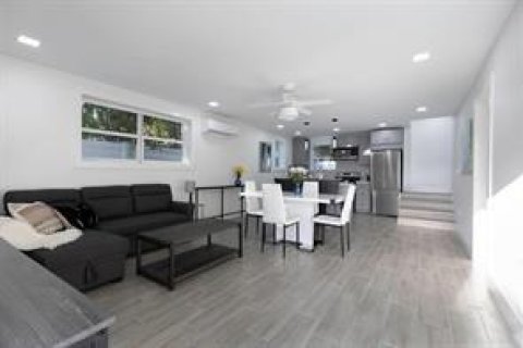 House in Lauderdale-by-the-Sea, Florida 3 bedrooms, 127.28 sq.m. № 1092889 - photo 1