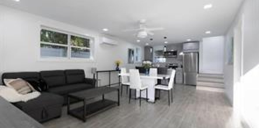 House in Lauderdale-by-the-Sea, Florida 3 bedrooms, 127.28 sq.m. № 1092889