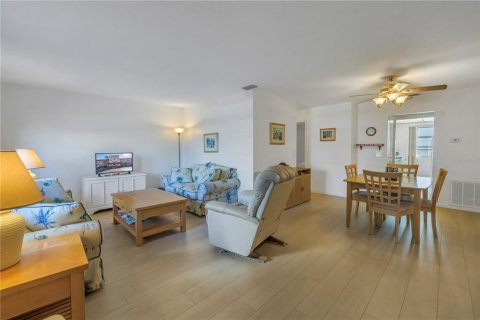 Condo in Gulfport, Florida, 1 bedroom  № 1518283 - photo 9