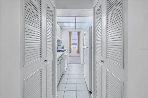 Condo in Gulfport, Florida, 1 bedroom  № 1518283 - photo 12