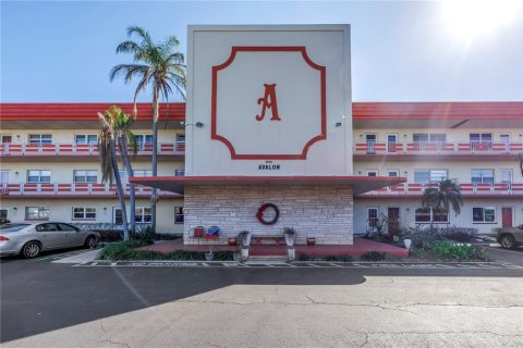 Condo in Gulfport, Florida, 1 bedroom  № 1518283 - photo 1
