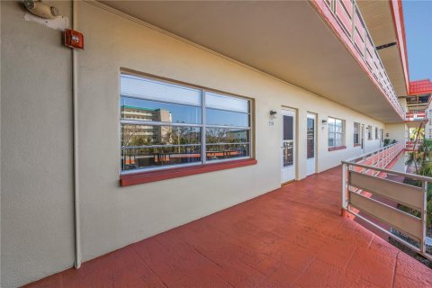 Condo in Gulfport, Florida, 1 bedroom  № 1518283 - photo 3