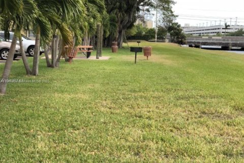Condo in Miami, Florida, 2 bedrooms  № 1893492 - photo 3