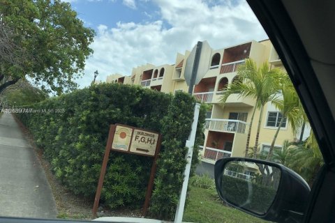 Condo in Miami, Florida, 2 bedrooms  № 1893492 - photo 1