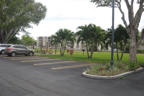 Condo in Miami, Florida, 2 bedrooms  № 1893492 - photo 16