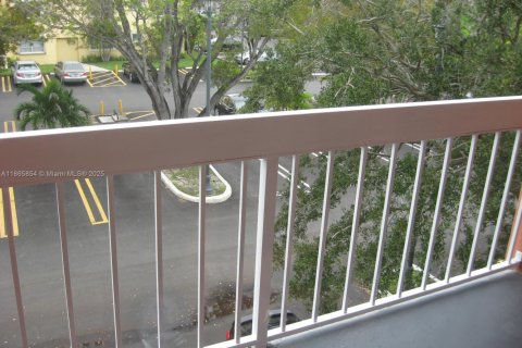 Condo in Miami, Florida, 2 bedrooms  № 1893492 - photo 17